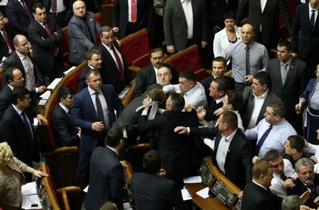 Наукові ступені не заважають народним обранцям перманентно перетворювати засідання парламенту на цирк