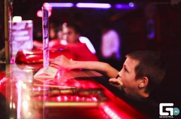 В Україні дітям заборонили відвідувати кафе та клуби у нічний час