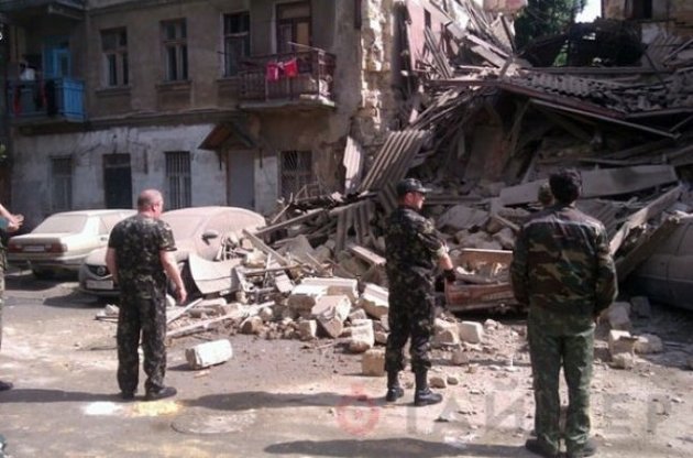 В Одесі обвалився аварійний будинок: з-під завалів врятували двох людей