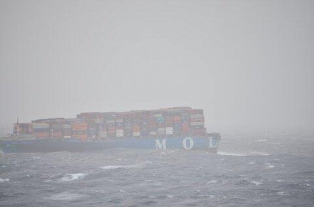 Сухогруз MOL Comfort разломился на две части во время шторма