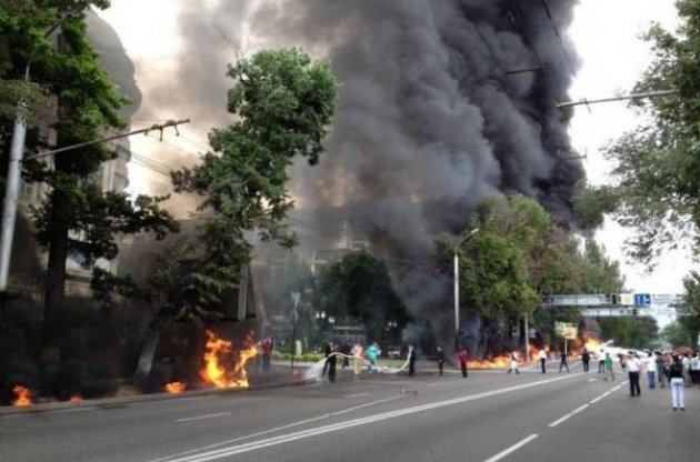 У центрі Алмати вибухнув бензовоз: загорівся восьмиповерховий житловий будинок та машини