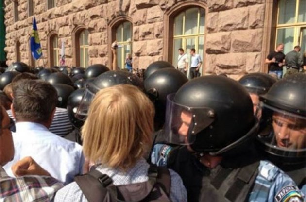 "Беркут" відтіснив опозиціонерів від "простроченої" Київради, Яценюку зламали окуляри