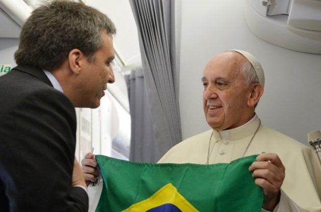 Візит Папи Римського Франциска до Бразилії: бомба у церкві, водомети і сльозогінний газ