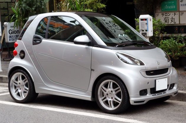 1 місце. Smart Fortwo - суперкомпактний малюк з динамікою газонокосарки і такою ж кількістю опцій: радіо та кондиціонер теж треба замовляти окремо. Машина викликала неприйняття майже у половини опитаних. А коли у сюжеті Top Gear за кермо автомобільчика по
