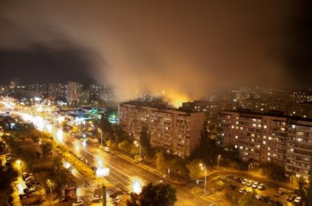 У Києві на Героїв Дніпра згоріло 600 кв. м столичного ринку "Оболонь"