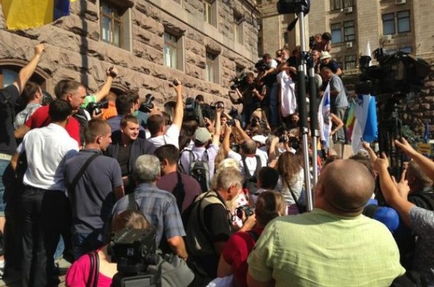 Опозиційні депутати прорвалися до будівлі Київради через вікно