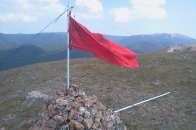 На горі у Криму встановлений військовими прапор України невідомі замінили на радянський