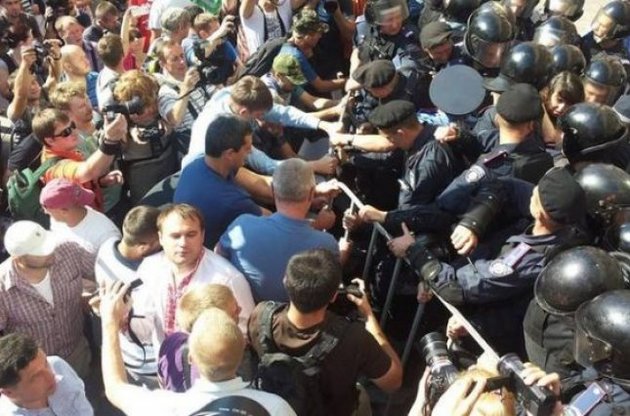 Під час сутичок під КМДА постраждали два міліціонери і депутати від опозиції.