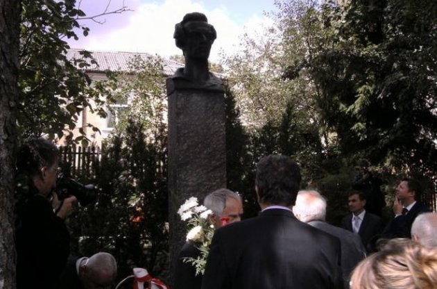 Учасники "Діалогу двох культур-2013" покладають квіти до пам'ятника Юліушу Словацькому