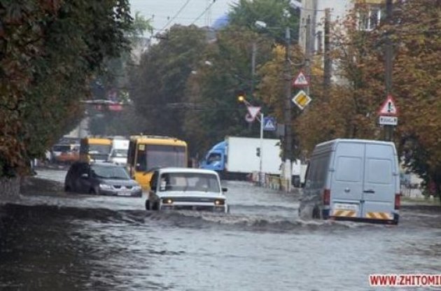 Злива перетворила вулиці Житомира на річки