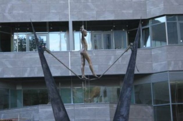 Під час сильного вітру скульптура злегка розгойдується