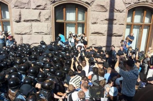 Депутат від "Батьківщини" розповів, що депутатів під Київрадою повинні були бити "титушки"