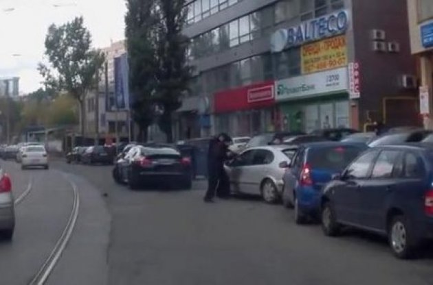 "90-ті повертаються": у центрі Києва невідомі на Porsche обстріляли авто