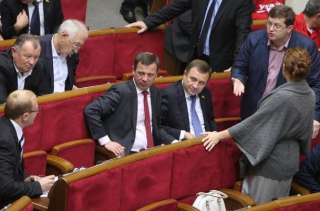 Опозиційні політики подобаються українцям більше, ніж провладні