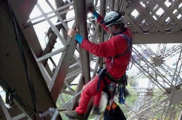 Ейфелеву вежу закрили на дві години через акцію протесту активіста Greenpeace