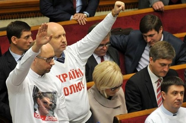 Опозиція визнала призупинення євроінтеграції підставою для імпічменту президента і відставки Кабміну