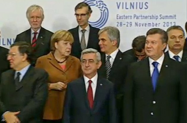 Пленарне засідання саміту Східного партнерства. Янукович - крайній у другому ряді
