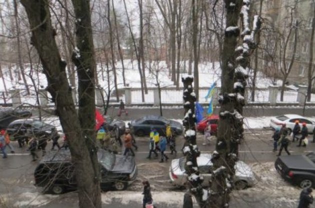 Неподалік від будівлі Міністерства внутрішніх справ, колона мітингувальників скандує &quot;Міліція з народом&quot; і &quot;Зека - геть!&quot;