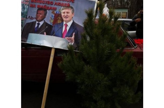 У Донецьку активісти пікетують будинок Ахметова, бізнесмен вийшов до мітингувальників