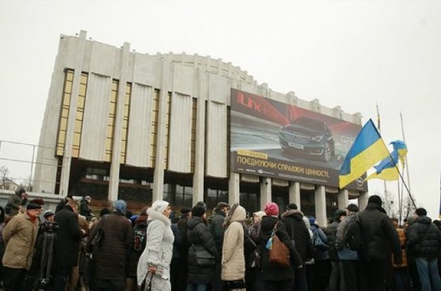 Вчені влаштували свій міні-Майдан під Українським домом у Києві