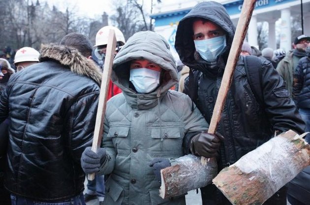 МВС: Депутати від опозиції роздають мітингувальникам  холодну зброю