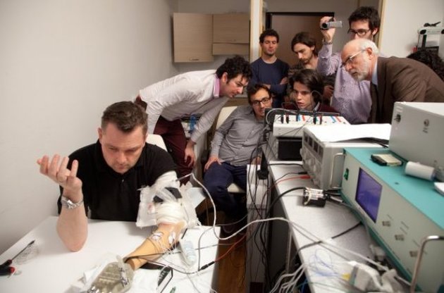 Біонічну руку першим отримав житель Данії Денніс Аабо