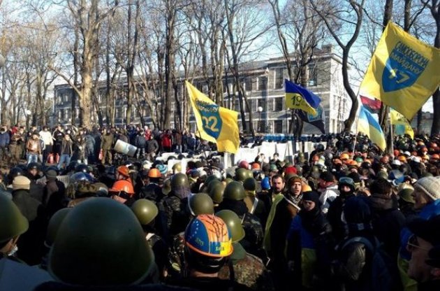 На Шовковичній силовики застосували світлошумові гранати та сльозогінний газ