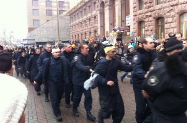 Бійці внутрішніх військ на Грушевського почали здаватися самообороні Майдану