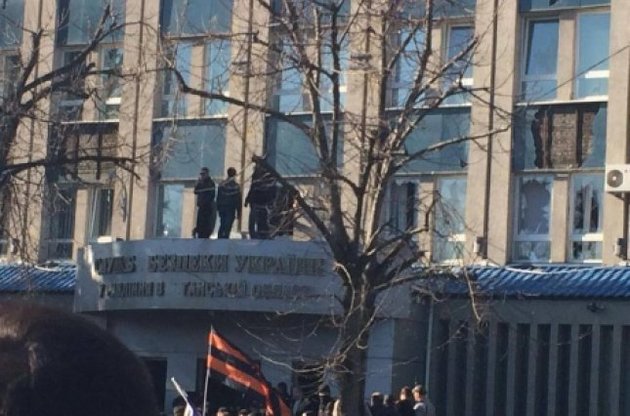 Сепаратисти в Луганську захопили облСБУ: вибивали вікна цеглинами і кидали димові шашки. Є постраждалі