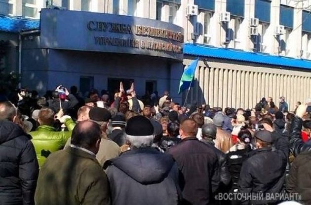 У Луганську сепаратисти захопили зброю у будівлі СБУ