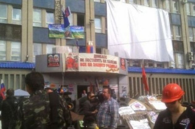 У Луганську проросійські активісти проводять "народний сход" біля захопленої будівлі СБУ