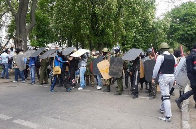 В Одесі прихильники РФ напали на учасників маршу за Україну, загинула як мінімум одна людина, десятки поранених