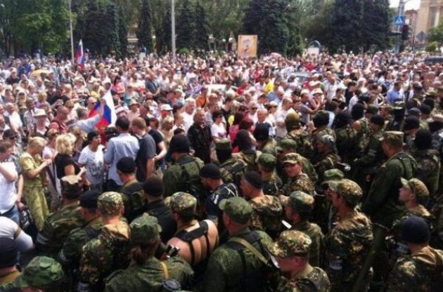Озброєні бойовики влаштували "парад" на центральній площі Донецька