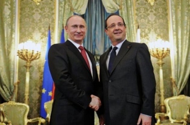 Путін та Олланд із посмішкою потиснули один одному руки. Говорили півтори години, але заяв не зробили