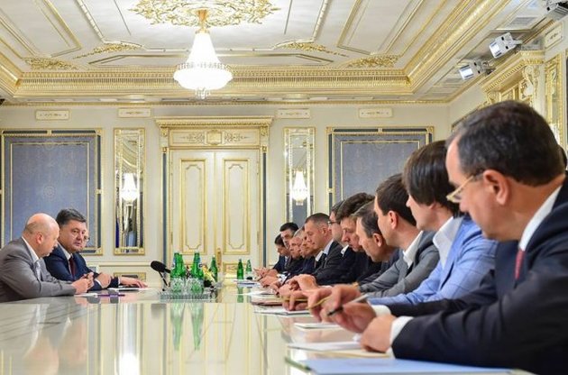 Порошенко зібрав лідерів фракцій і вимагав підтримати зміни до Конституції