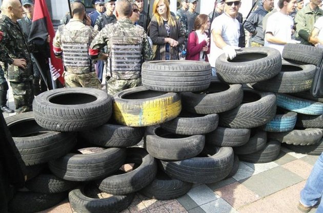 Активісти принесли шини під Раду і погрожують влаштувати "народну люстрацію"