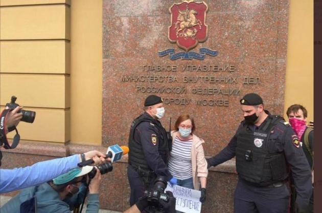 В Москве задержали журналистов "Эхо Москвы" за поддержку арестованного журналиста Новой Газеты Ильи Азара