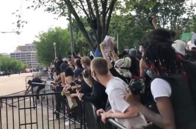 Участники протестуют из-за убийства полицейским 46-летнего афроамериканца Джорджа Флойда