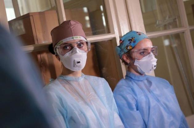 Майже два десятки медиків заразились від одного пацієнта