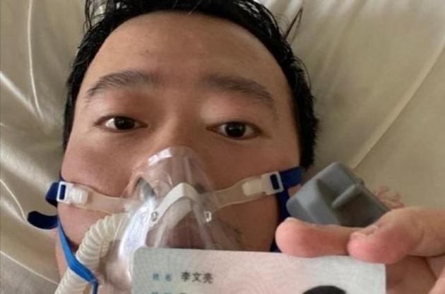 Китай официально подтвердил смерть врача, предупреждавшего о вспышке коронавируса