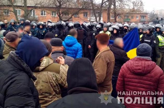 Повернення здорових до хворих: як українці реагують на "антиевакуаційні" протести