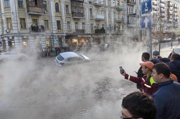 Ремонтные работы в Киеве, где прорвало трубу с горячей водой, продлятся несколько дней