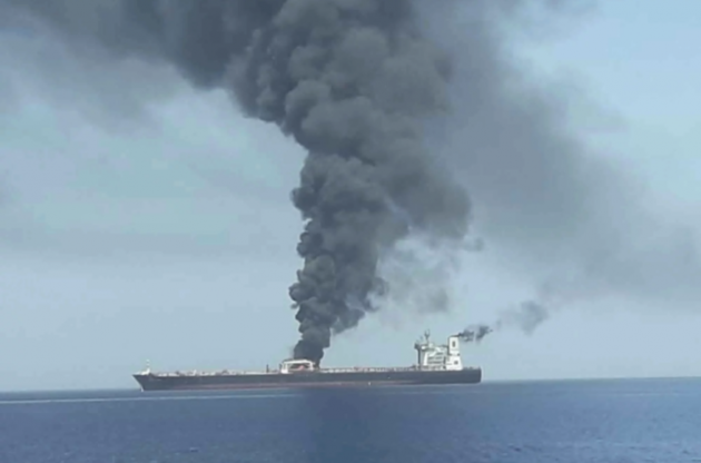 Команда подорванного в Оманском заливе танкера заявила об атаке "летающих объектов" – СМИ