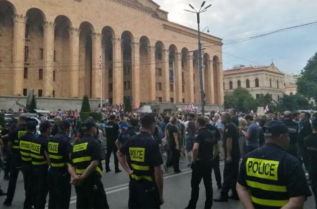 В Грузии возобновилась акция протеста у здания парламента