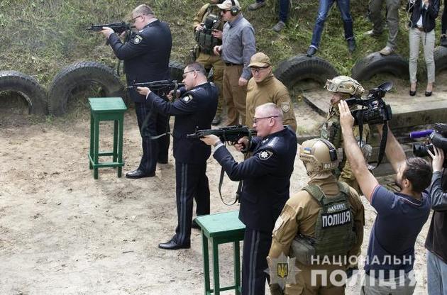 Полицейские Киева получили первые образцы оружия "превентивного характера"