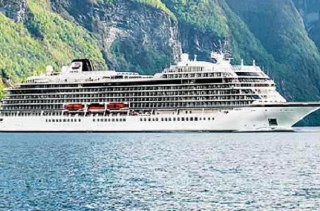 Аварийный лайнер отбуксируют в порт Молде