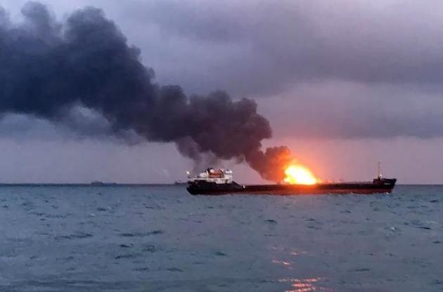 Сгоревшие суда вблизи Керченского пролива: спасательную операцию прекратили