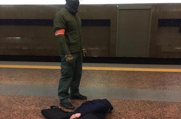 Співробітники СБУ затримали поліцейського під час передачі хабара в київському метро