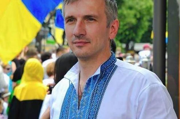 Врачи разрешили раненому активисту Михайлику подниматься с кровати