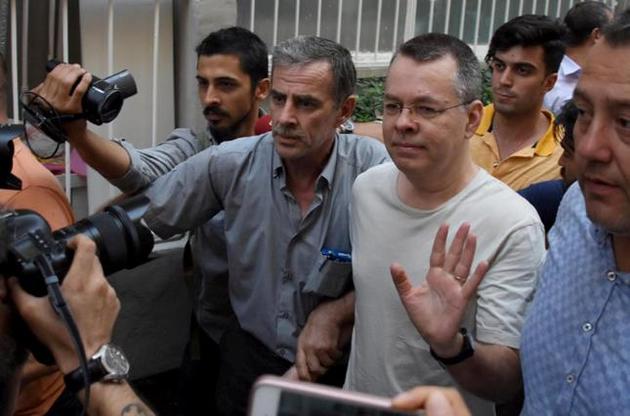 Осужденный в Турции американский пастор вылетел в США